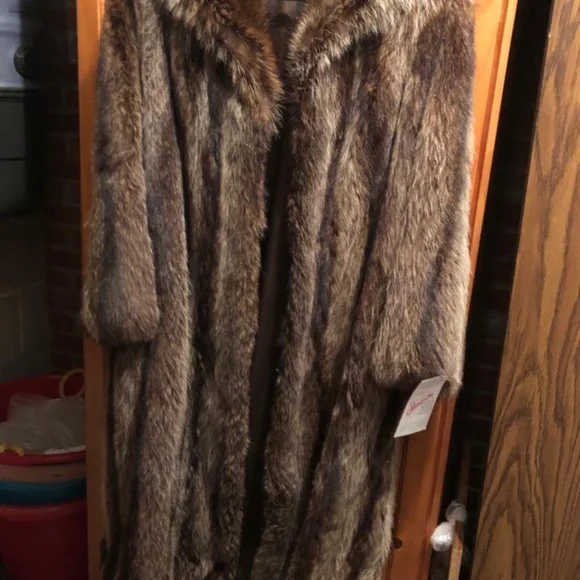 FUR COATS - Picture 4 of 9